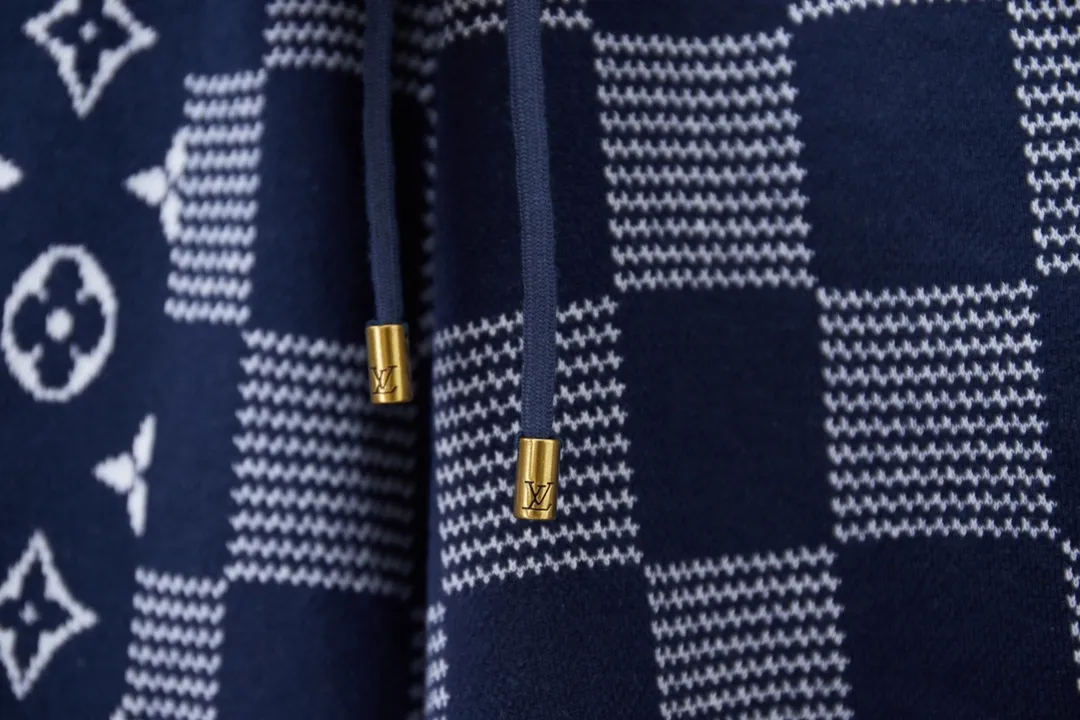 🅿️220 LV Louis 25ss spring and summer new style 3️⃣color jacquard knitted shorts Light luxury A must-have item for daily commuting for men and women Correct version Welcome to compare Detailed features · Made of high-viscosity cotton material, high-count cotton is added to keep it dry and avoid stuffiness · Use exquisite intarsia patchwork technology to interpret Damier and Monogram patterns in soft indigo tones, and are full of intarsia patterns · Threaded waistband, elastic waistband · Customized hardware clock · Original main mark, washed tag, branded moisture-proof paper packaging Color: Blue Size: S/M/L/XL